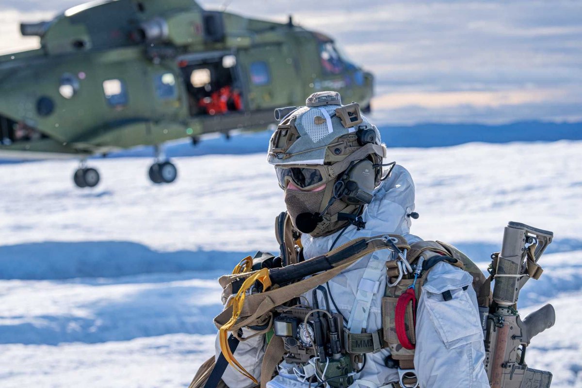 ObsDelphi's tweet image. 🇩🇰🇺🇸Le déploiement militaire au Groenland est lancé !

Le Royaume du Danemark a annoncé renforcer les défenses du territoire en déployant des forces aériennes, terrestres et navales.

Le plus important c'est que les bases militaires seront prévues pour accueillir des forces plus…