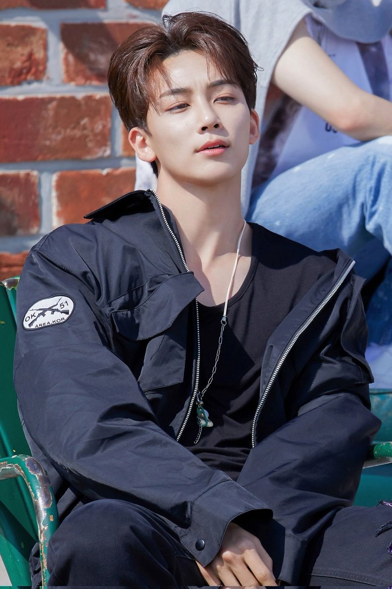 cheolhanglazer's tweet image. left and right era jeonghan was something