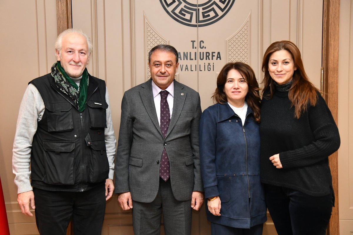 Balıkesir Gazeteciler ve Yazarlar Cemiyeti Başkanı Semra Aman Akyürek ve Balıkesir Merhaba Gazetesi Yazı İşleri Müdürü Kamil Akyürek, 
Vali <a href="/hasansildak/">Hasan ŞILDAK</a>’ı 
ziyaret ettiler.

Vali Şıldak, nazik ziyaretleri için misafirlerine 
teşekkür etti.