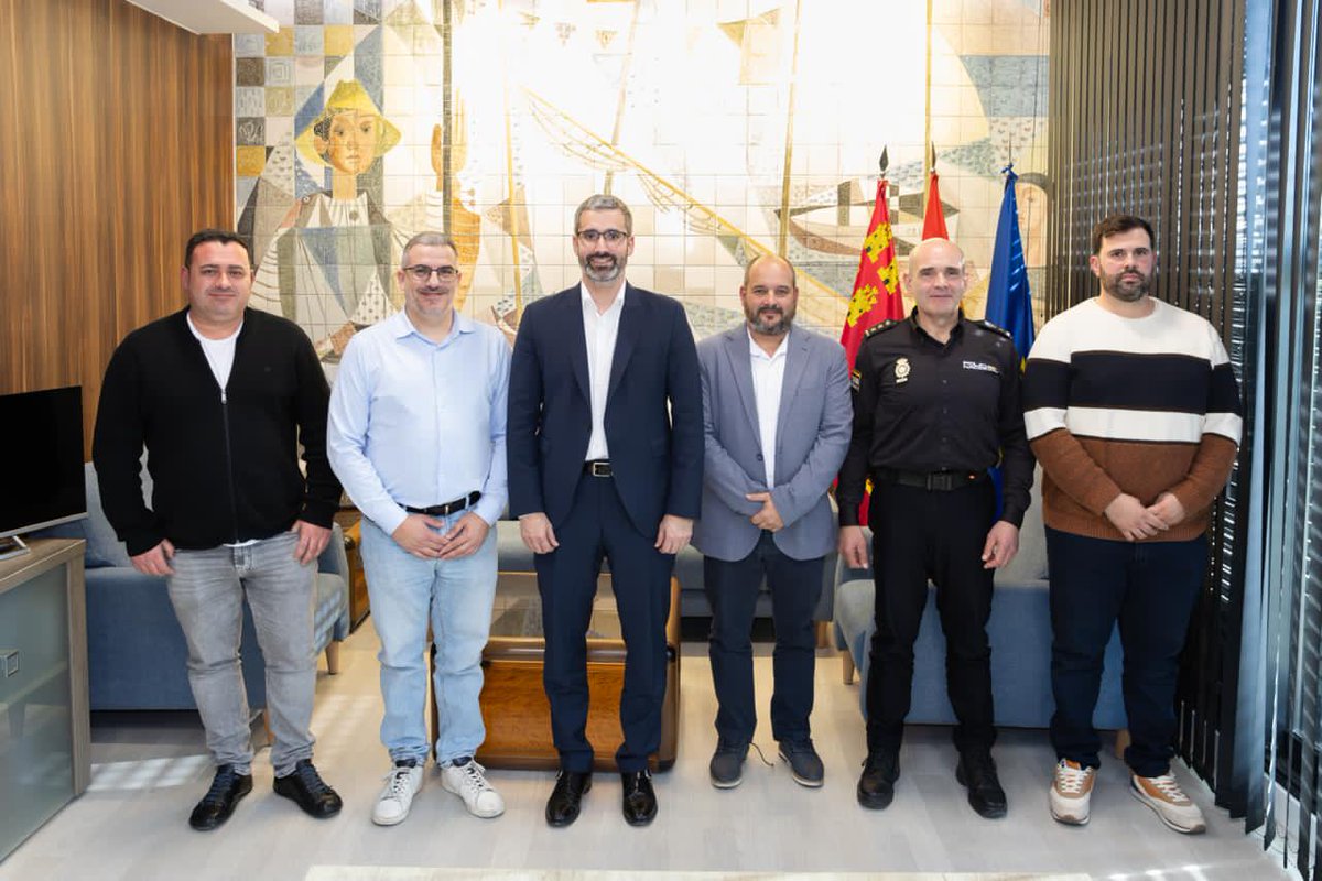 Hoy hemos mantenido una reunión muy positiva con la <a href="/DelegGobMurcia/">Delegación del Gobierno en la Región de Murcia</a>

Desde la Federación de Peñas Murcianistas reiteramos nuestra total disposición a colaborar y a trabajar conjuntamente para garantizar la convivencia, la seguridad y el respeto en el fútbol.

<a href="/Lucassayala/">Francisco Lucas</a>