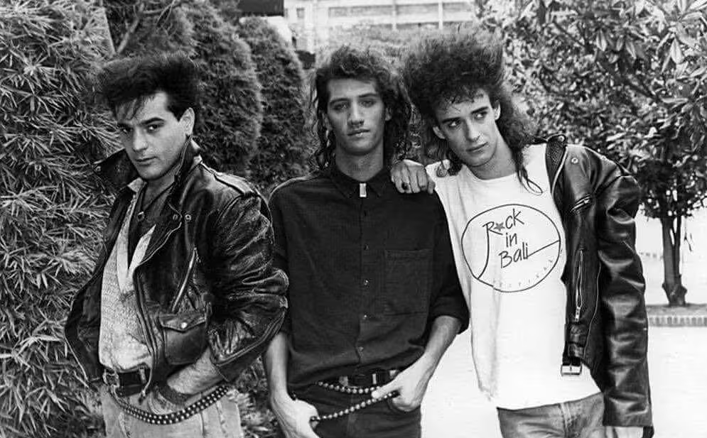 🎸 Estas son las 50 bandas más importantes e influyentes de la historia rock: 

1. 🇬🇧 The Beatles
2. 🇬🇧 The Rolling Stones
3. 🇬🇧 Led Zeppelin
4. 🇬🇧 Pink Floyd
5. 🇬🇧 Queen
6. 🇬🇧 The Who
7. 🇬🇧 Black Sabbath
8. 🇦🇺 AC/DC
9. 🇺🇸 Nirvana
10. 🇺🇸 The Doors
11. 🇺🇸 Metallica
12. 🇬🇧