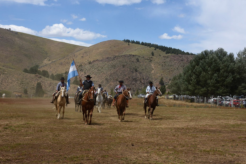 NEUQUÉN SUMA CUATRO NUEVAS FIESTAS PROVINCIALES

Le otorgamos el rango de fiesta provincial a cuatro celebraciones populares que contribuyen a fortalecer el arraigo en el interior de Neuquén y a poner en valor el trabajo, las tradiciones y la cultura de nuestra gente de campo en