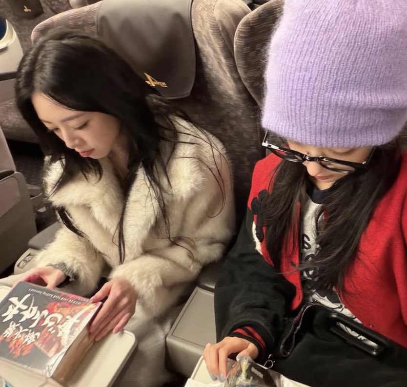 itzypopbase's tweet image. ITZY’s Lia shares adorable new photos with Yuna.