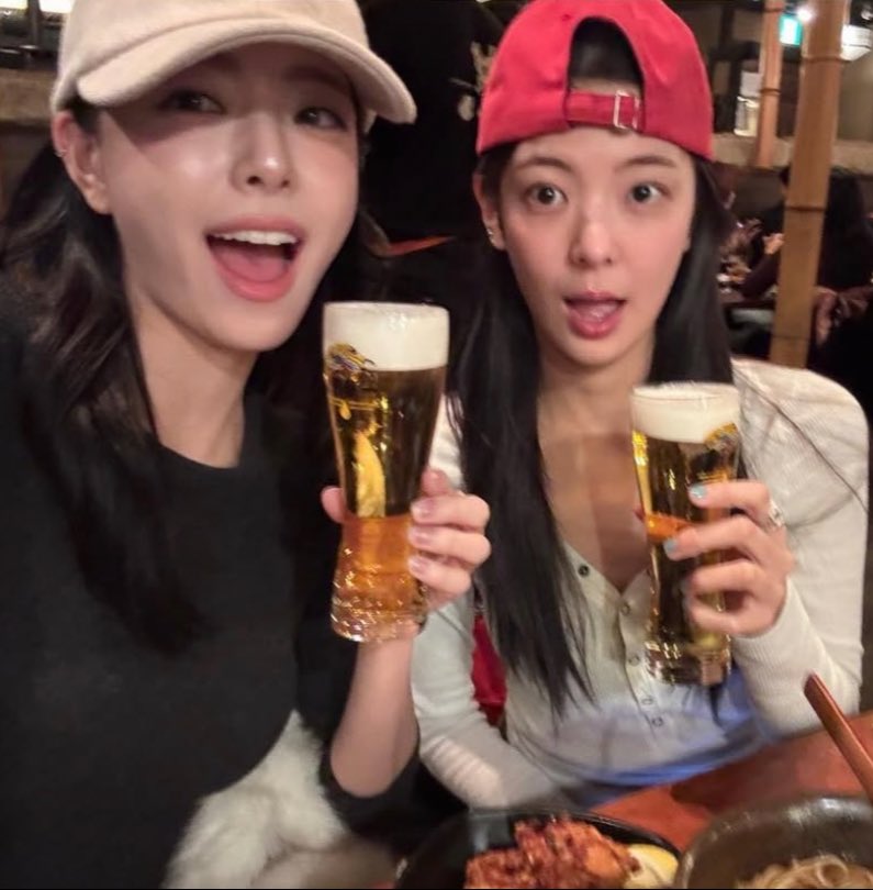 itzypopbase's tweet image. ITZY’s Lia shares adorable new photos with Yuna.