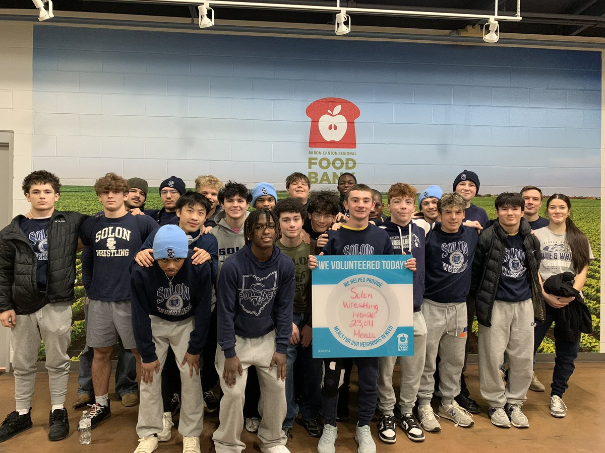 solonwc's tweet image. Last Saturday, our wrestlers spent the morning at Akron-Canton Regional Foodbank, sorting food, labeling and building boxes, and more, while assisting in providing over 23,000 meals. We look forward to coming back soon. 

#giveback #teamouting #CometWrestling #TeamCulture
