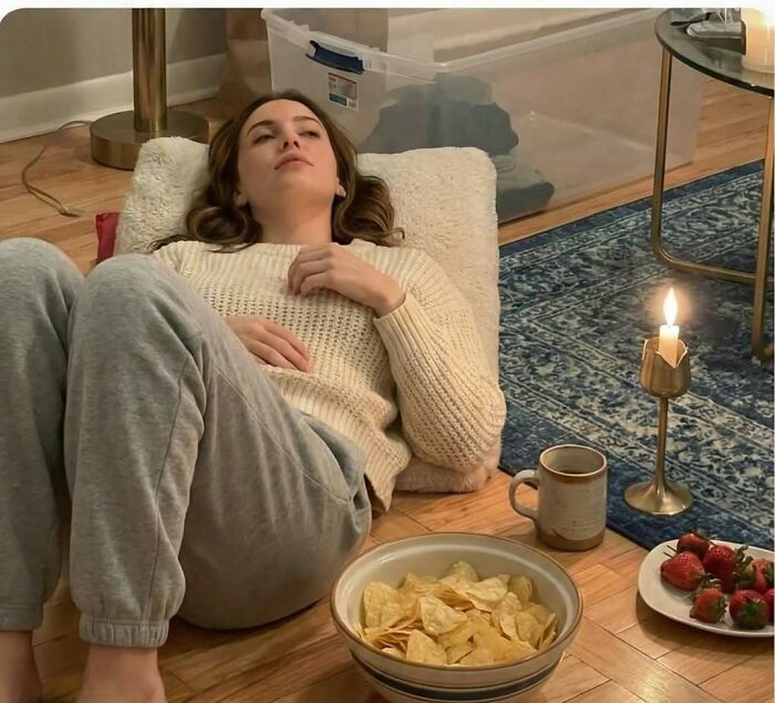 AquelaLara's tweet photo. "Qual é a graça de ficar em casa em vez de sair?"

A graça é: 

1) Não lidar com pessoas 
2) Comer o que você quiser como você quiser
3) Não fazer fila ou esperar
4) Silêncio
5) Usar seu próprio banheiro
6) Silêncio (pela segunda vez, pois é muito bom) https://t.co/oxPcsTPN3E