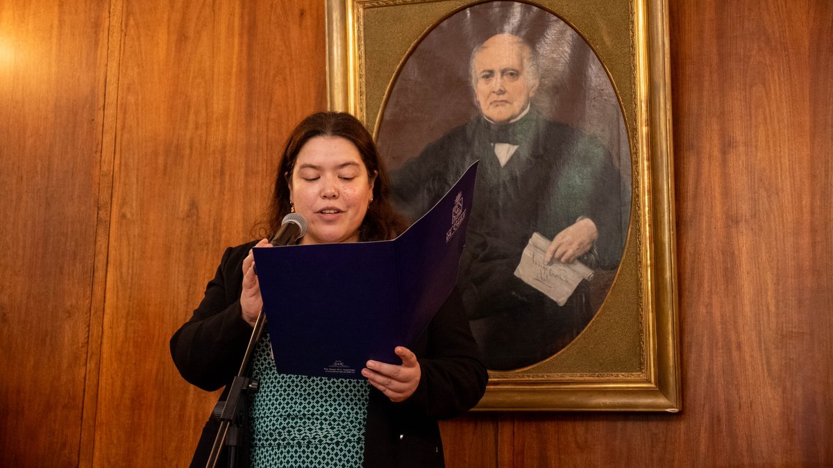 La Facultad de Derecho de la Universidad de Chile celebró los 100 años del profesor Mario Arnello. Puedes leer la nota completa en el siguiente enlace: uchile.cl/d236540