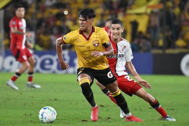 alejoruilova's tweet photo. 🚨🇪🇨 Otro ecuatoriano rumbo a Bolivia 🇧🇴🔥

💣⚽ Xavier Arreaga, a un paso del Bolívar 🇧🇴
El ecuatoriano tiene la negociación casi lista, faltan mínimos detalles 🔵

Viajaría en los próximos días a territorio boliviano

Vía @alejoruilova https://t.co/WruogK9OqU