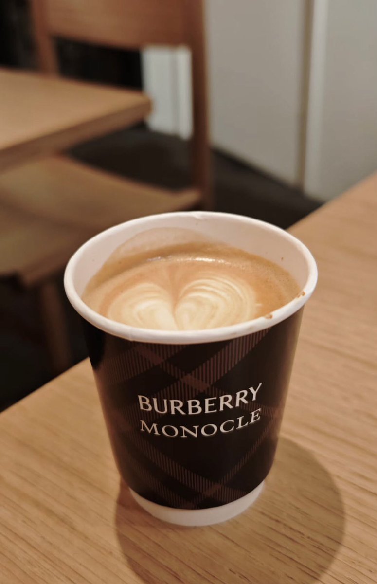 Dağ olsa  yıkılırdı ,taş olsa çatLardı 
Bense her  seferinde süslenip dışarı cıktım ...!