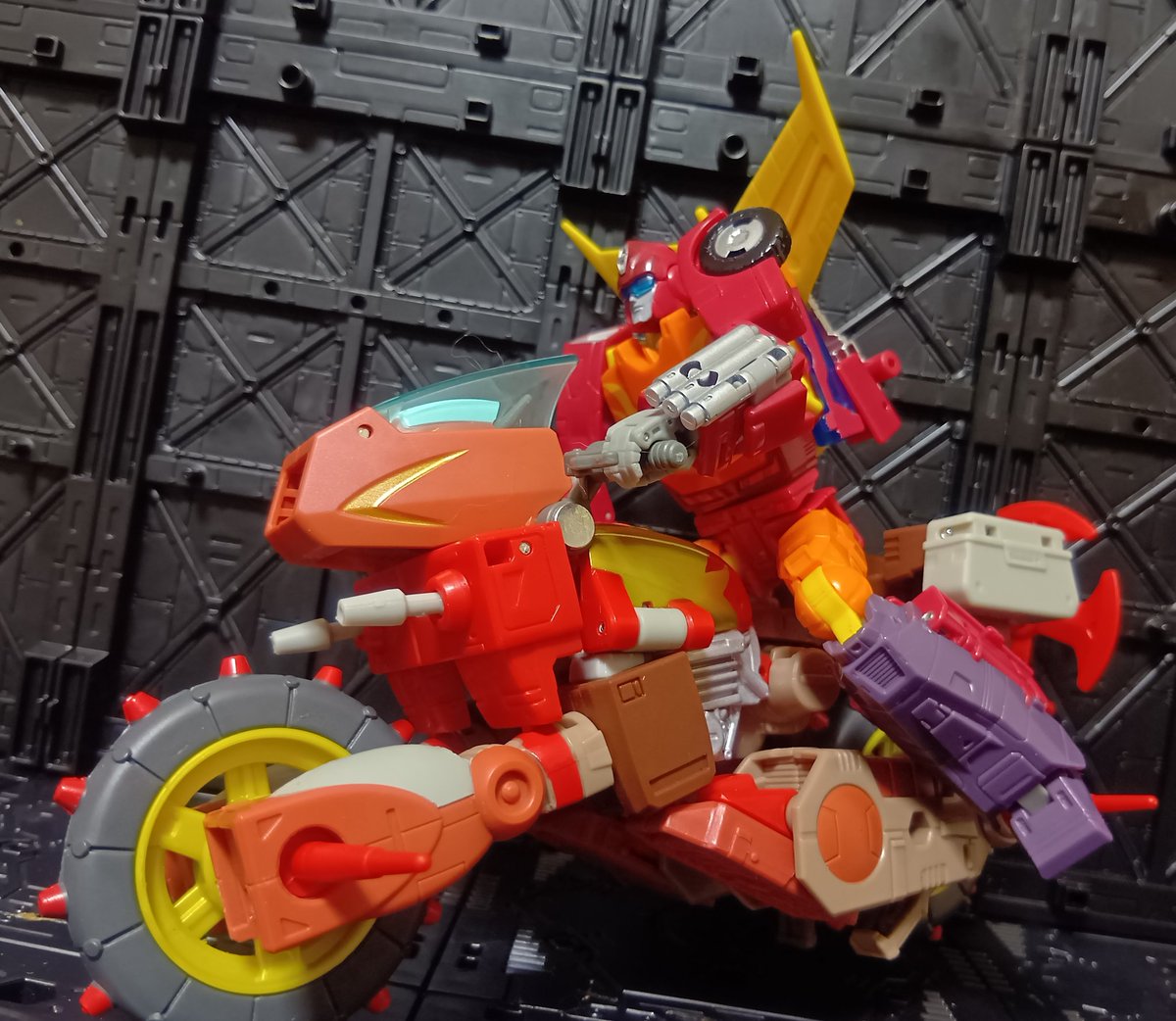 Sousi33869665's tweet photo. レックガーにホットロッド乗せるとイカれ暴走族レベル高くて良すぎる…　＃トランスフォーマー https://t.co/0fV89BAZ0U