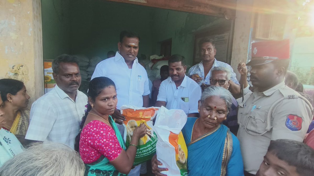 AKSaiJSaravanan's tweet photo. எனது ஊசுடு தொகுதிக்குட்பட்ட குருமாம்பேட், பொறையூர், கூடப்பாக்கம் மற்றும் அகரம் ஆகிய பகுதிகளில் உள்ள நியாய விலை கடைகளில் மூலம் புதுச்சேரி அரசு சார்பாக வழங்கப்படும் பொங்கல் தொகுப்பு பொருட்களை பொது மக்களுக்கு வழங்கினேன்.
@BJP4Puducherry @mansukhmandviya https://t.co/JMB4d9Yh0E
