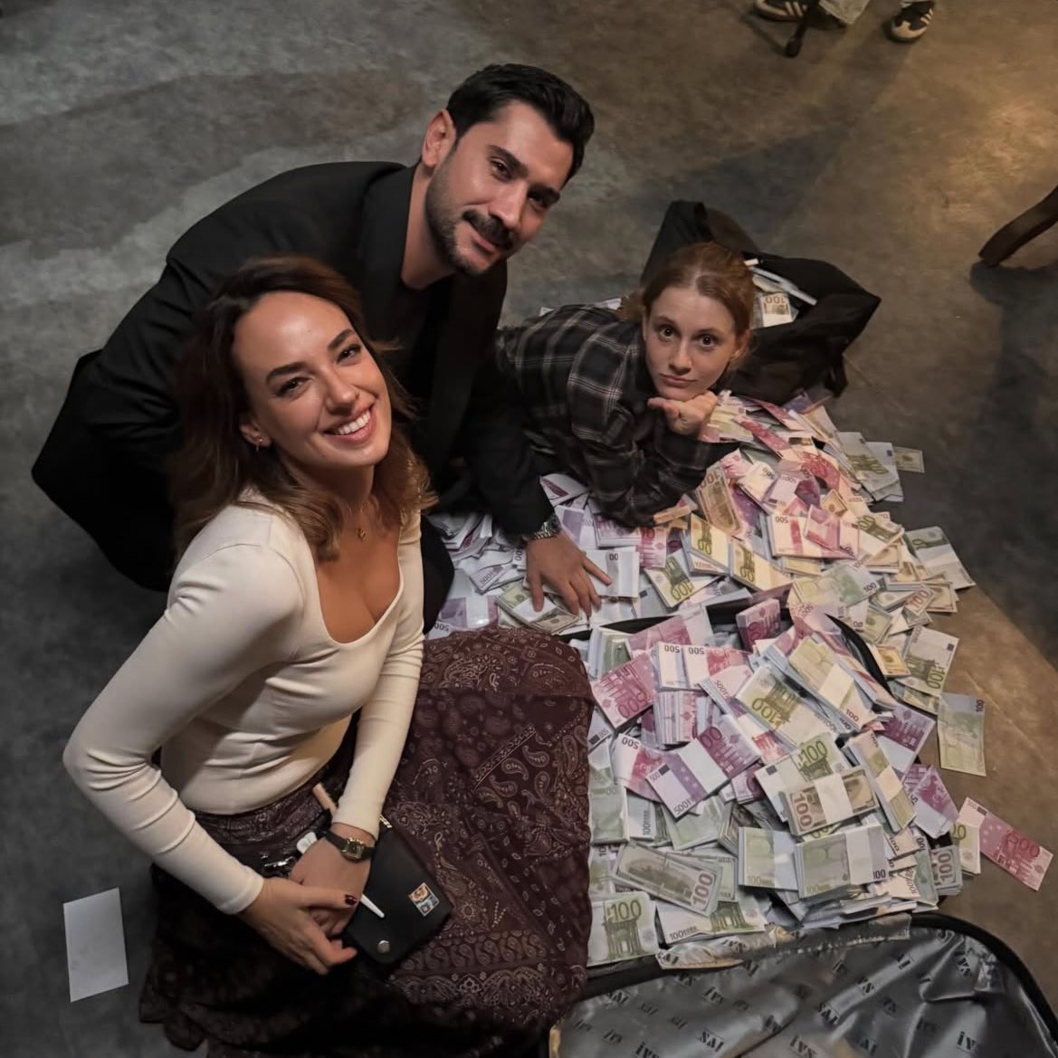 voidriss's tweet image. onlardan hemen ayrilmak istemiyorum 

RüyaGibi GünDeğişikliği