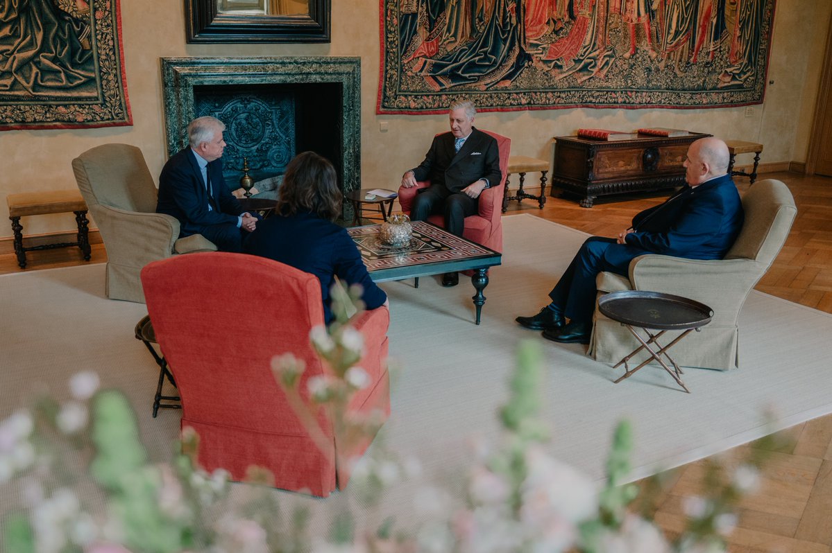 MonarchieBe's tweet image. Le Roi reçoit M. Daniel Van den Bossche, Mme Charlotte Verhaeghe et M. Marc Bertrand, trois membres du Bureau du Conseil supérieur de la Justice, en audience au Palais royal, à l'occasion du 25e anniversaire de l’institution.