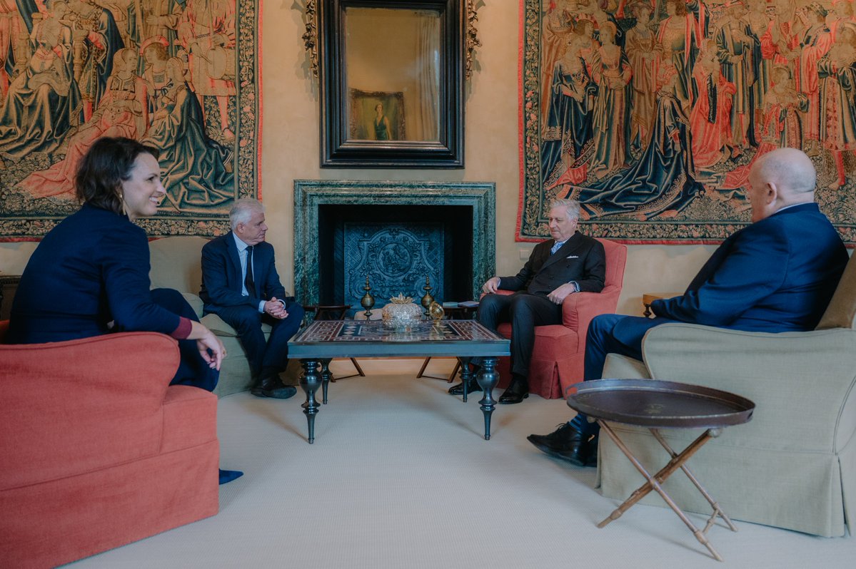 MonarchieBe's tweet image. Le Roi reçoit M. Daniel Van den Bossche, Mme Charlotte Verhaeghe et M. Marc Bertrand, trois membres du Bureau du Conseil supérieur de la Justice, en audience au Palais royal, à l'occasion du 25e anniversaire de l’institution.
