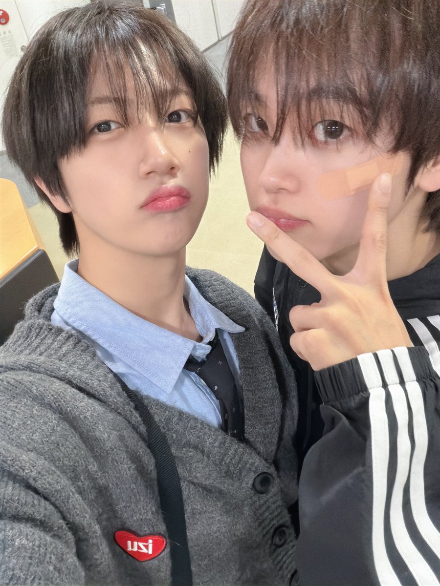 [📸] 260114
MBC FM4U #친한친구방송반
⠀ 
#CRAVITY #크래비티
#원진 #형준
#DaretoCrave_Epilogue
#LemonadeFever