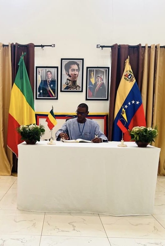 President_Diop's tweet photo. Agenda du président DIOP : 

En qualité de jeune leader, bien évidemment président en exercice du mouvement citoyen des jeunes leaders du Mali.

J'ai signé à l’ambassade du Venezuela au Mali, dans le livre de condoléances.

À la mémoire des martyrs tombés durant l'invasion ! https://t.co/t9GFCKVHkL