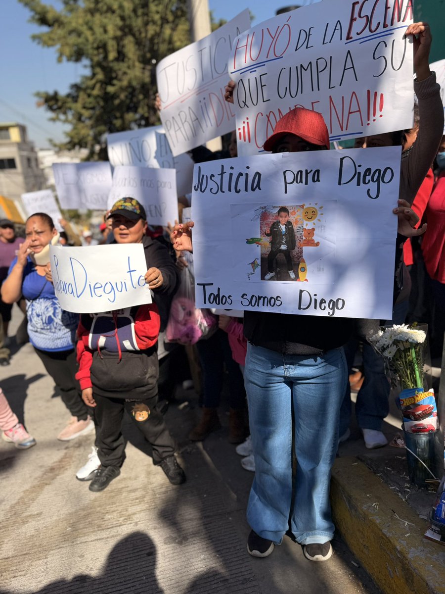 i_alaniis's tweet photo. DIEGO ANTONIO MURIÓ ATROPELLADO, hoy hubiera cumplido 7 años 

El 31 de diciembre el pequeño salió con su tía del mercado en Predio las colonias en #Naucalpan con la cena de año nuevo. Una mujer identificada como Cristina N manejaba a exceso de velocidad y lo arrolló. Le quitó la vida. 

Hoy familiares y amigos se reúnen en parque #Naucalli para exigir justicia. 

Cristina está en Barrientos, le fijaron una fianza de 150 mil pesos para llevar el proceso en libertad. 

#Edomex