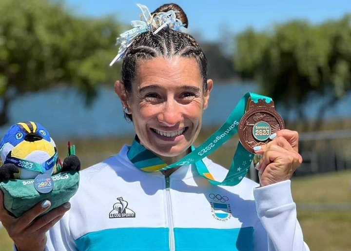 #AHORA | Nos comunicamos con Sabrina Ameghino, atletla olímpica que fue 10 veces medallista panamericana en canotaje.

➡️ Recientemente, se presentó su libro "Contra la corriente", escrito por Pedro Garay y Gastón Luppi.

📻#TodoEsteRuido
💻provinciaradio.com.ar