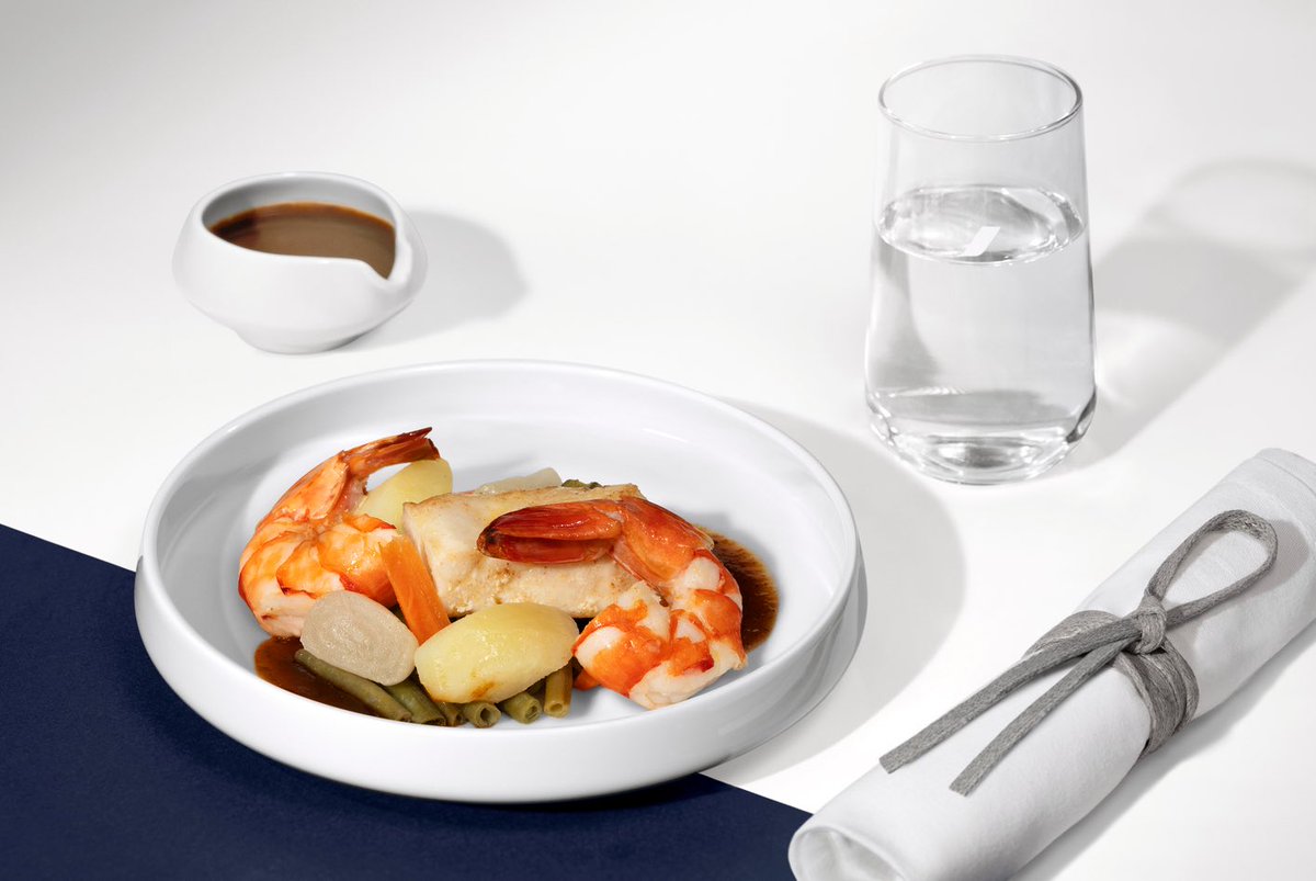 🌍 Mory Sacko, premier chef signature Air France au départ de l’Afrique.

Dès le 15 janvier, il proposera l’ensemble des créations culinaires servies en cabines La Première et Business sur les vols reliant Abidjan à Paris-Charles de Gaulle. 

Sa signature sera progressivement