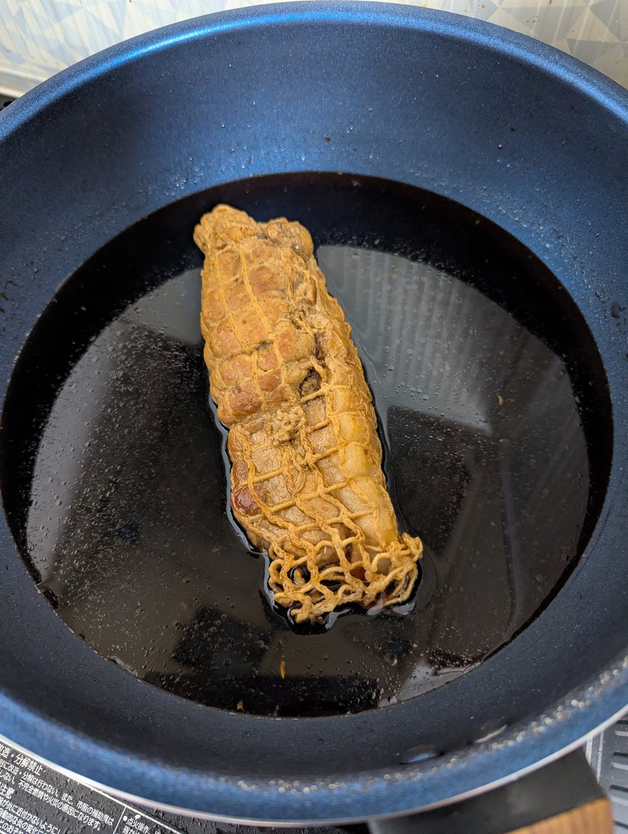 煮豚作成中🤣これをジッパー付き袋にタレと一緒に入れて冷蔵庫で一晩おいて完成。茹で卵もこのタレで味玉に✨