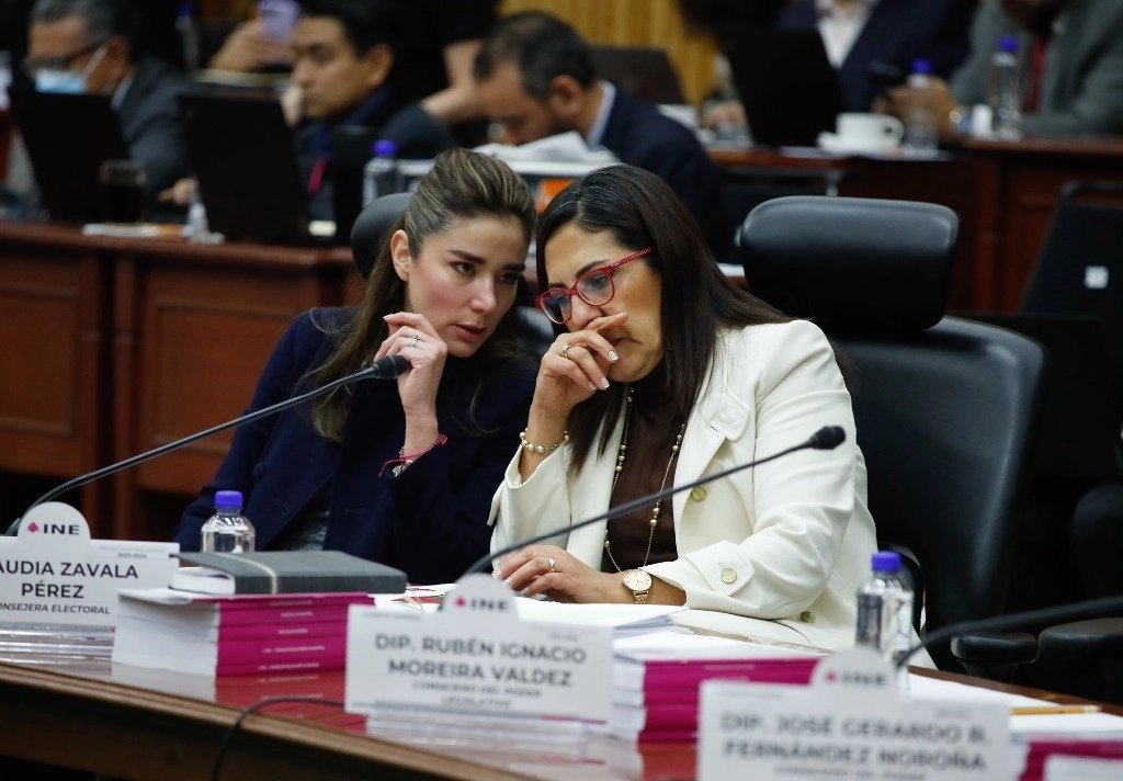 🗳️📌 CONSEJERAS ELECTORALES PIDEN BLINDAR LA AUTONOMÍA DEL INE

Consejeras electorales salieron a marcar una línea.

La consejera Claudia Zavalaseñaló que la autonomía del INE existe para que ningún poder intervenga en la organización de elecciones.

Eso, dijo, es una conquista