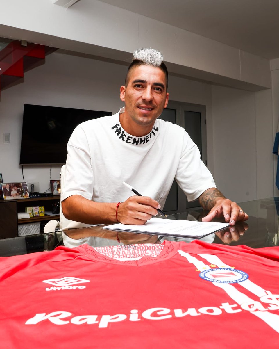 #AAAJ 📌Presentación oficial y gol en el amistoso para Leandro Fernández.

✍🏼Llega libre y firma hasta diciembre de 2026.

⚽️marcó en el amistoso ante Vélez que terminó en empate 2 a 2, el restante fue de Lucas Gómez.