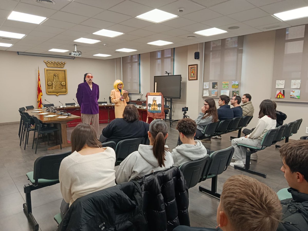 INS_Reguissol's tweet photo. Avui, l'alumnat de 3r d'ESO participant en el concurs del Cartell de Sant Proget ha anat a l'ajuntament.

La guanyadora ha estat l'Elisenda Gomà. 

Enhorabona a tots i totes! 🥳👏🏽

@ajsmpalautordera
@festamajorpalau26 https://t.co/fohXkb0oWL