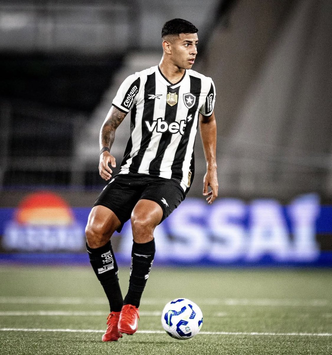 BrSincerao's tweet photo. O #Dínamo Moscou bateu o pé e não aliviou nada pra negociar o #Bitello, aí o que o #Botafogo faz? Vende David Ricardo pros caras por um valor de pinga kkkk Estão de parabéns 👏🏼👏🏼👏🏼 https://t.co/ZPbAwvURa3