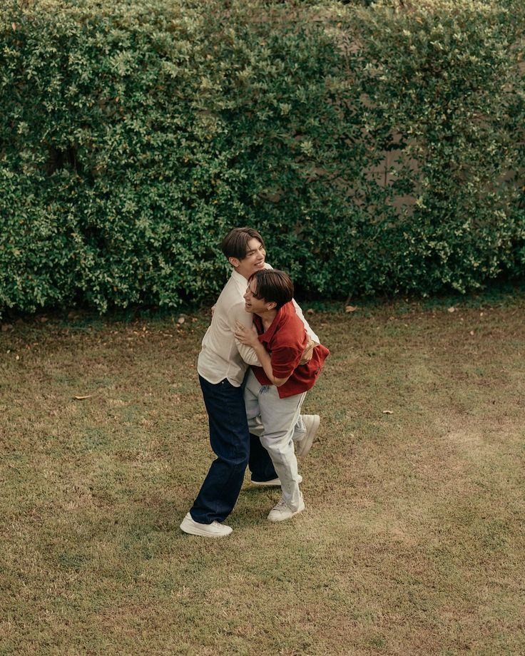 erlingmewtul's tweet image. Mew : "He is the one who's heals my heart,  just hugging him makes me feel better " 🫂❤️