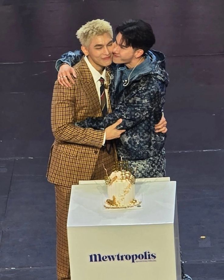 erlingmewtul's tweet image. Mew : "He is the one who's heals my heart,  just hugging him makes me feel better " 🫂❤️