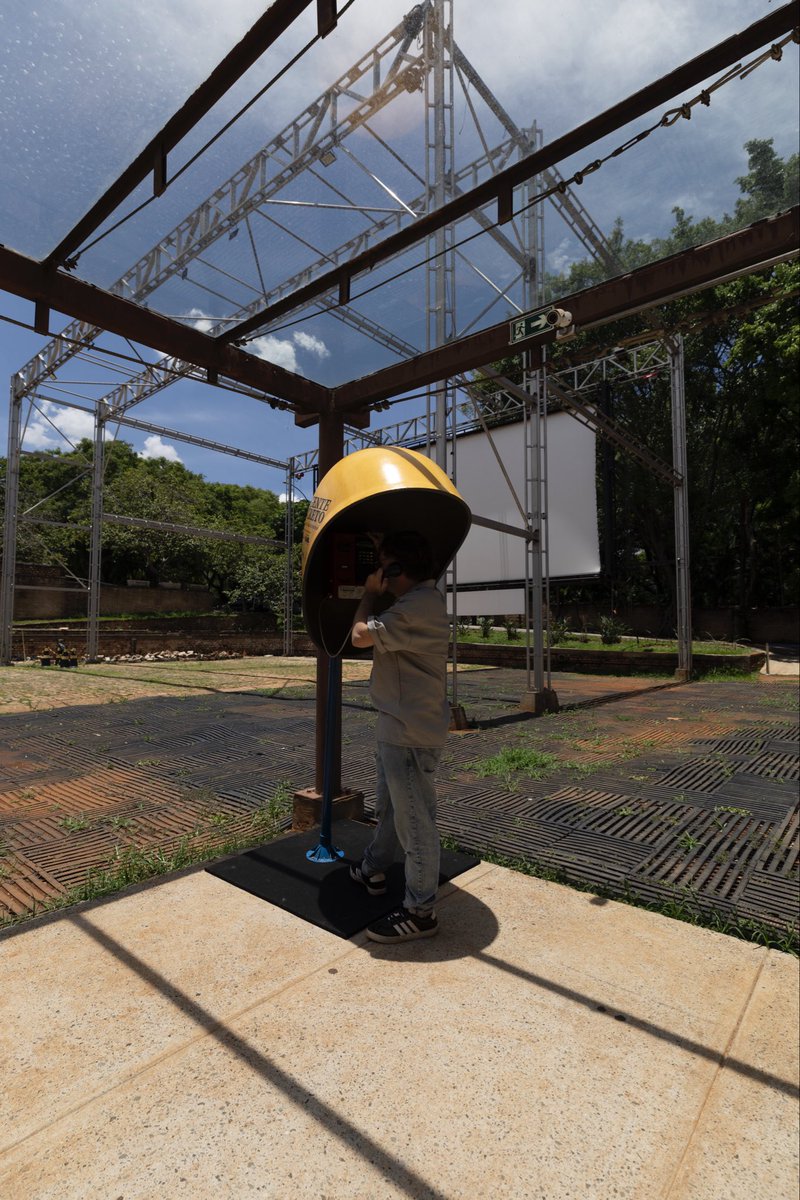 A Cinemateca Brasileira integra ao seu acervo um orelhão da campanha de difusão de O Agente Secreto, doado pela <a href="/vitrine_filmes/">Vitrine Filmes</a>, distribuidora do filme no Brasil. 

Item fundamental na composição histórica do filme de <a href="/kmendoncafilho/">Kleber Mendonça Filho</a>, o orelhão ajuda a resgatar a identidade