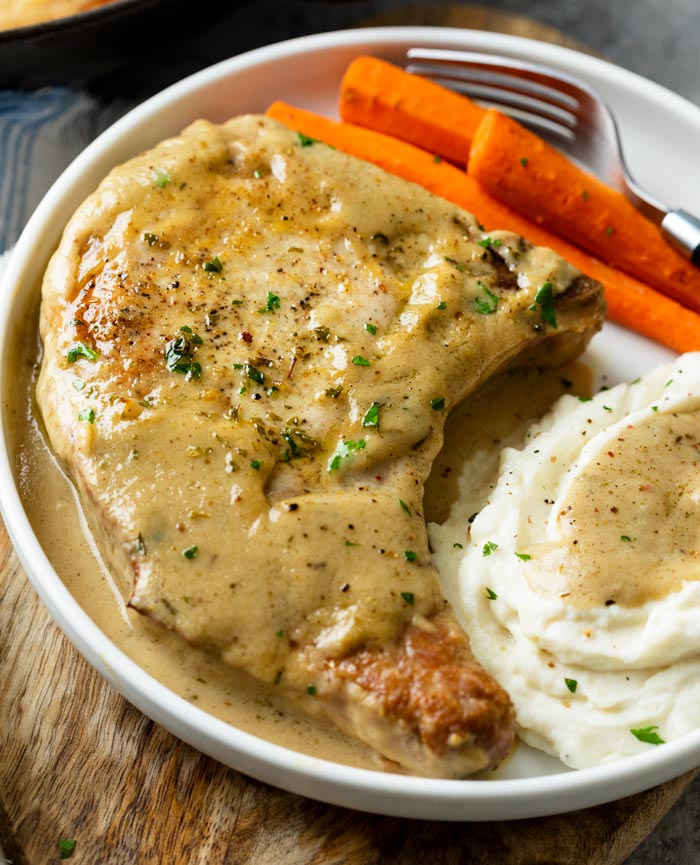 These Juicy Pork Chops are seasoned and pan fried, then smothered in an easy homemade gravy and simmered until tender and juicy.
▶️ thecozycook.com/pork-chops-in-…