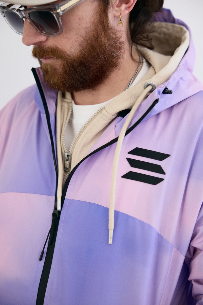 solanaspaces's tweet image. This is why Solana Spaces has the best Solana merch.  

We’ve found our runway models. @dee_centralized and @jayrae21212 absolutely nailed it in the Solana windbreakers. Pure next-level energy.  

Who else managed to cop one at Breakpoint?