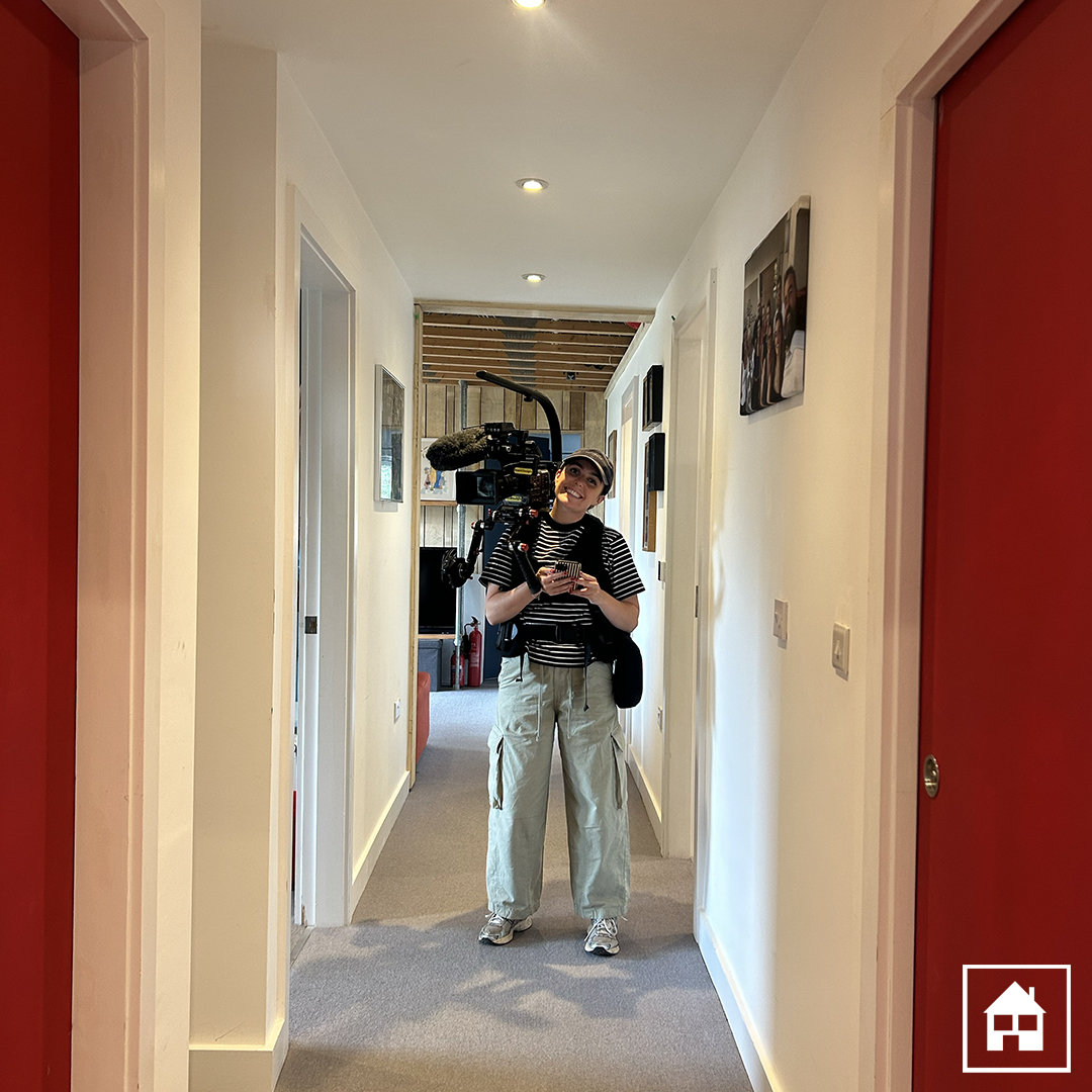 granddesigns's tweet image. 🎬 Behind the Scenes

Life on the road with Grand Designs - early starts, muddy boots, and a lot of laughs!

#GrandDesigns