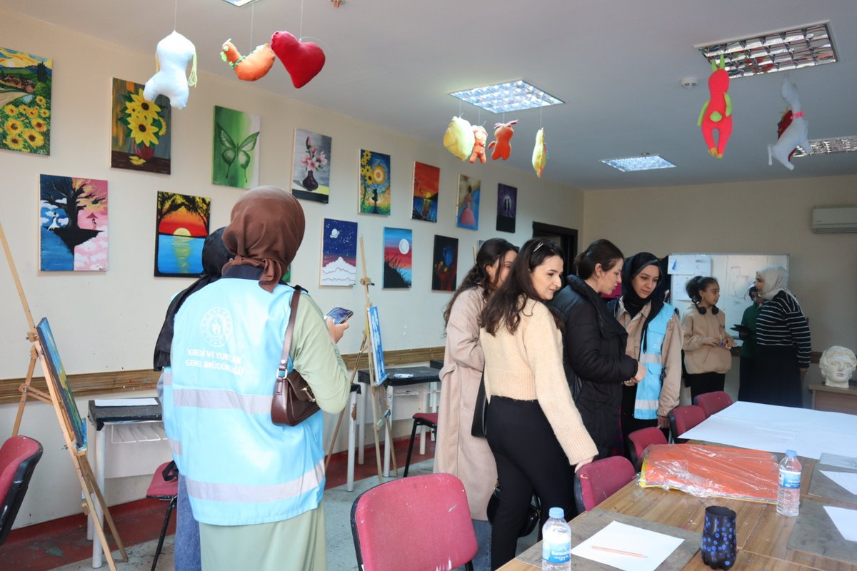 Sanattan teknolojiye, akıl oyunlarından el emeği ürünlere...🤗 Yurt temsilcilerimiz, merkezimizdeki atölyeleri ziyaret ederek hünerlerini sergilediler. 😎

Öğrenmenin ve sosyalleşmenin adresi yine Gençlik Merkezi! 🚀✨

#Genç
#Yurt
#Şanlıurfa

<a href="/OA_BAK/">Dr. Osman Aşkın Bak</a> 
<a href="/gencliksporbak/">Gençlik ve Spor Bakanlığı 🇹🇷</a>