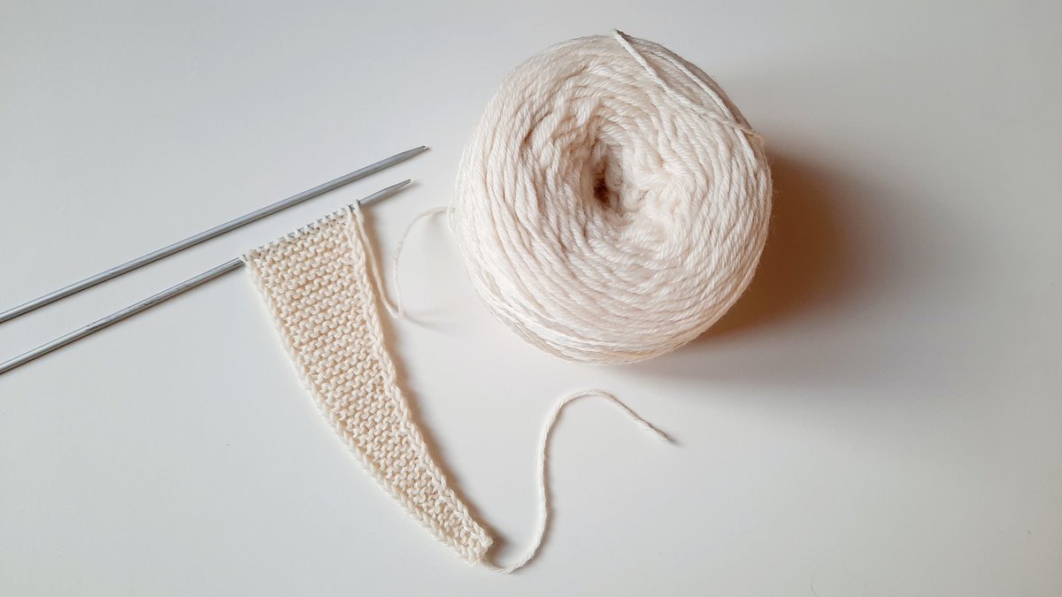 Deze sjaal zag ik zoveel voorbijkomen dat ik mijn breinaalden maar weer eens tevoorschijn heb gehaald. Mijn "breiskills" kunnen nog wel wat oefening gebruiken, over dit hele kleine stukje deed ik al heel lang. Misschien maar beginnen met een kleine versie van deze sjaal 😉