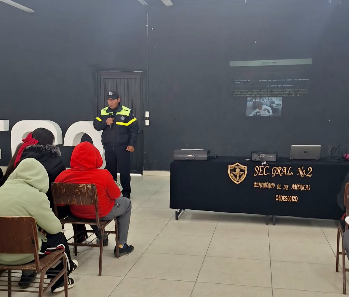 La Dirección de Proximidad Social y Prevención de la Comisaría de Seguridad acudió a la Secundaria General No. 2 para impartir la plática “Que no acabe la fiesta”, con el objetivo de fortalecer la prevención, el autocuidado y la conciencia vial.
#PorAmorASaltillo #Saltillo