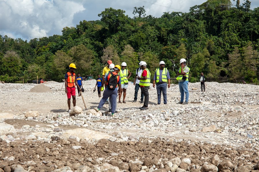 itecaayiti's tweet photo. 🏗️ Travay yo lanse nan #Kanperen!
🛠️Reparasyon sistèm dlo siklòn Melissa te kraze a kòmanse depi yè nan Ravin Sid la. Yon gwo tèt ansanm ant #Lameri, #DINEPA ak #R2D2 pou dlo potab 💦 ka tounen. 💧🚜
📻Rete branche pou swiv tout etap yo!
@AFD_France #Kanperen #Ayiti https://t.co/ibWNZyjezn