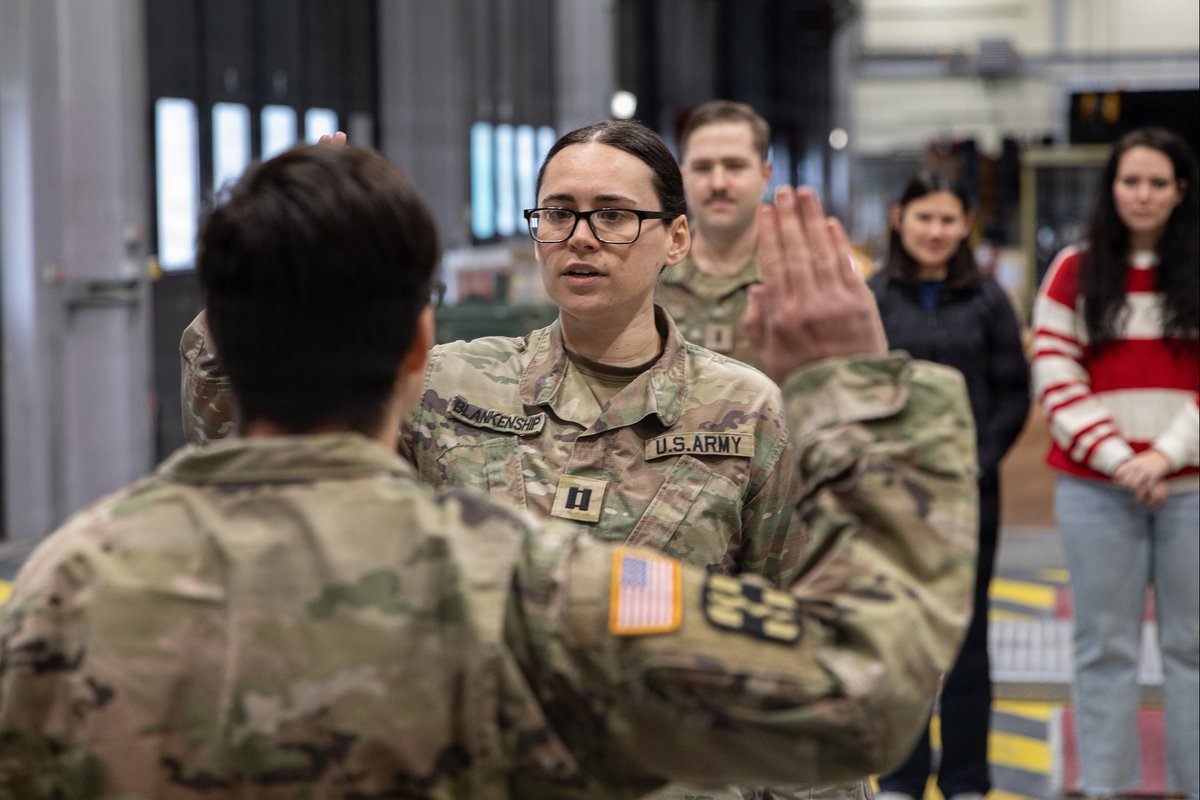 Seconds after being promoted to captain, CPT Bethany Blankenship administered the oath of office to 1LT Christian Dover. Read about the newly promoted captain administering the oath of office to a fellow officer at a 30th Medical Brigade Ceremony, here ➡️: https://t.co/JlsQBL7AtD https://t.co/F3Apy3ryoV