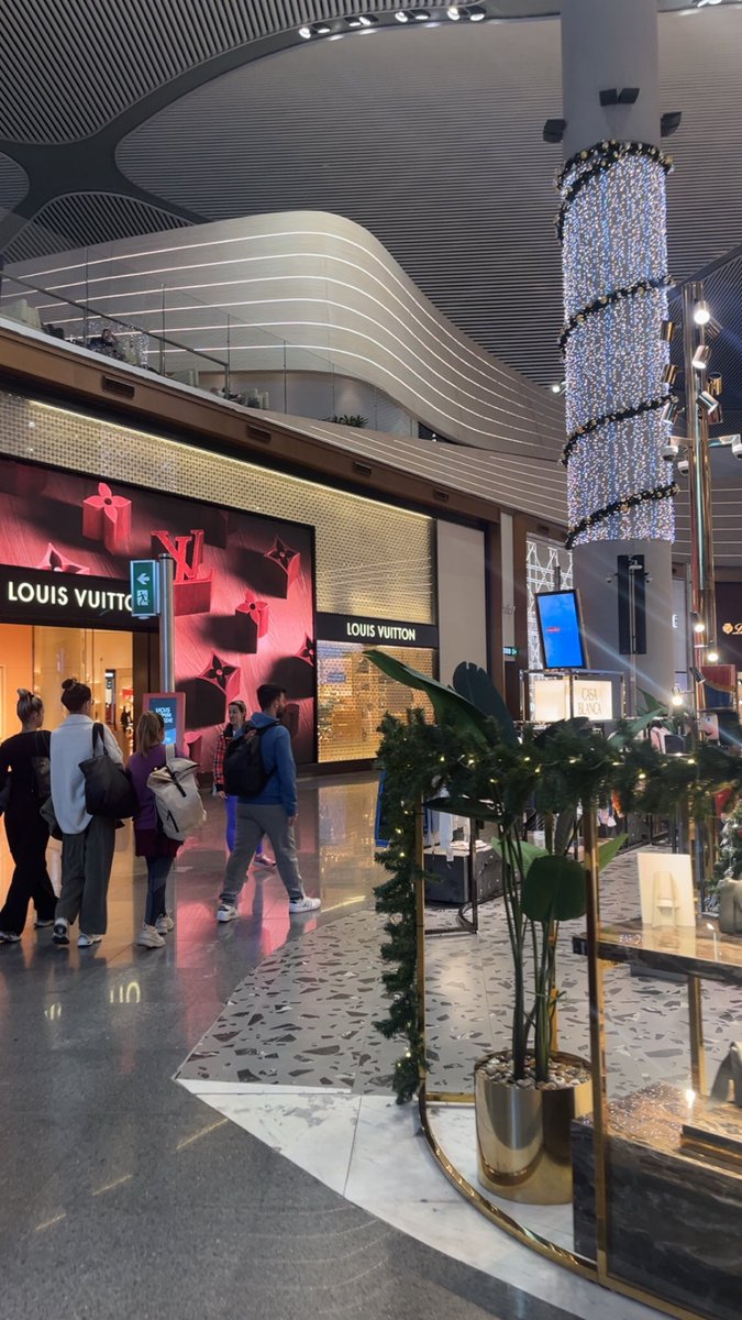 mia_chelse's tweet image. Rien de plus ne développe l’intelligence comme les voyages. 
 
« Émile Zola »