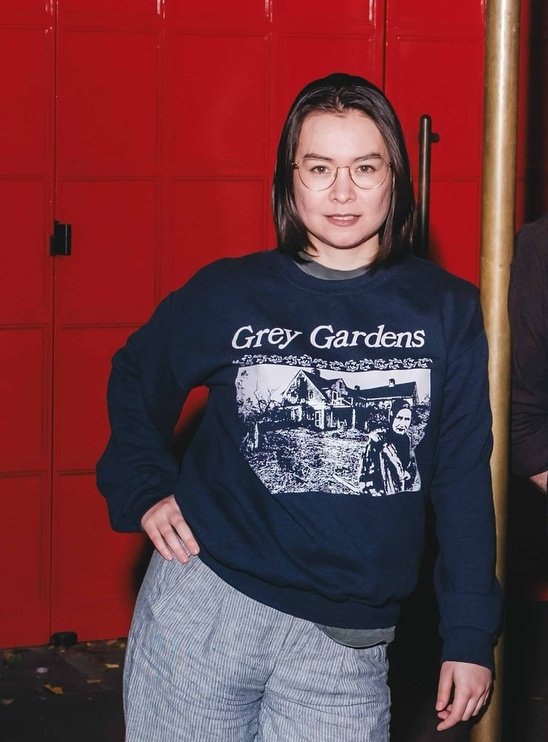mitski_world's tweet image. A citação do telefone de Mitski de ontem “Você se torna muito independente quando vive sozinha...” é do documentário Grey Gardens, que retrata a vida reclusa de mãe e filha em uma mansão que chegou em condições degradantes: sem água, infestadas de pulgas e repleta de lixo