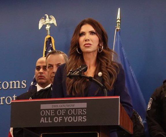 PonchoGutz's tweet image. Kristi Noem, secretaria de Trump, mostró la frase "One of ours, all of yours", una frase usada por los nazis en la segunda guerra mundial después de que asesinar todo un pueblo de inocentes como castigo por defenderse de un soldado alemán.

Ya ni se molestan en ocultarlo.