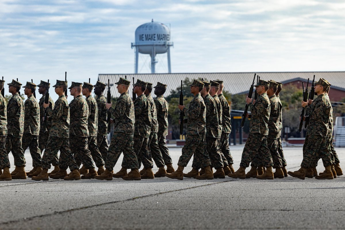 USMC's tweet image. #MarineCorps Drill Instructors with Echo Company, 2nd Recruit Training Battalion, march their platoons during the initial drill inspection on @MCRDPI. 

Initial Drill is the first marker of the recruits' discipline and unit cohesion, while also being a test for the Drill…