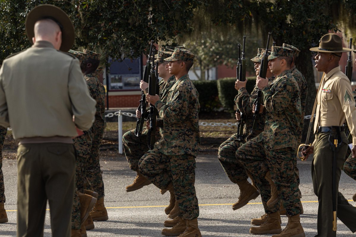 USMC's tweet image. #MarineCorps Drill Instructors with Echo Company, 2nd Recruit Training Battalion, march their platoons during the initial drill inspection on @MCRDPI. 

Initial Drill is the first marker of the recruits' discipline and unit cohesion, while also being a test for the Drill…