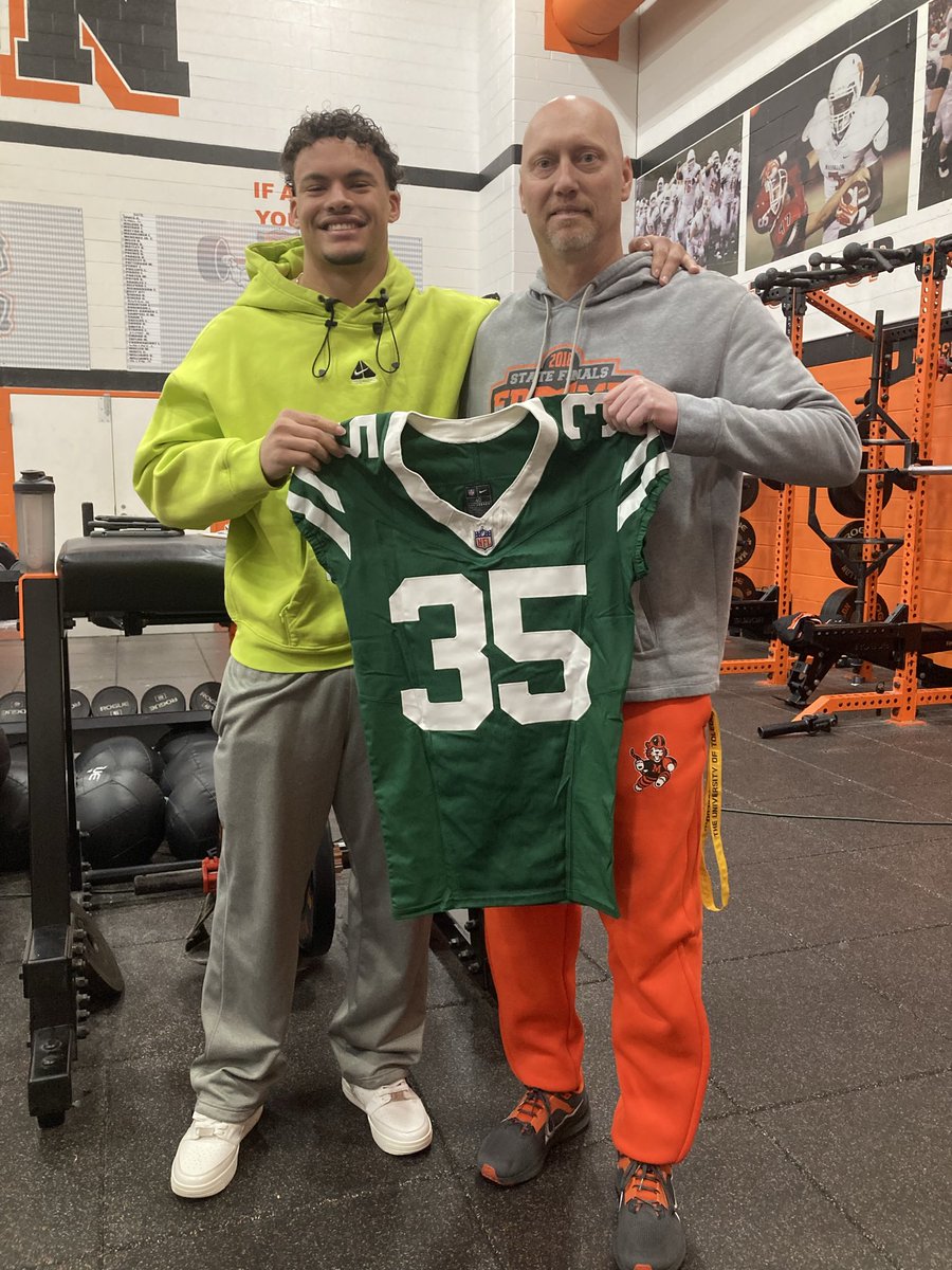 When you get the chance to coach great players who are also high character guys make sure you enjoy them. Thank you <a href="/19Deanclark/">Dean Clark</a> for making an old guy smile today. Go Jets!