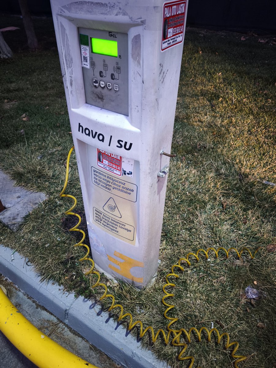 Avnivda's tweet photo. Sevgili ahali 
Eskişehir'den Ankara'ya giden bölümde hiç bir istasyonun şu tabancası çalışmıyor.
2026 yılından saygılar..

@trpetrolleri @petrolofisi @Shell @AytemizOfficial @OpetTr @kadoilofficial @LUKOILTurkey https://t.co/37xWj5U2xZ