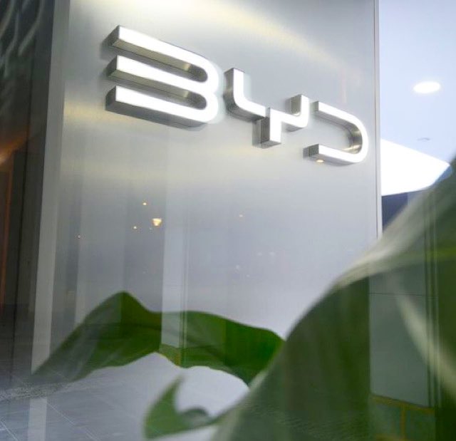 rkmtimes's tweet image. JUST IN 🇨🇳🇸🇦🔥 Saudi Arabia become world’s first foreign country to localize the production of vehicles from the Chinese company "BYD."

🚨 $TSLA should make stable great relations with Middle East except depending on Trump.