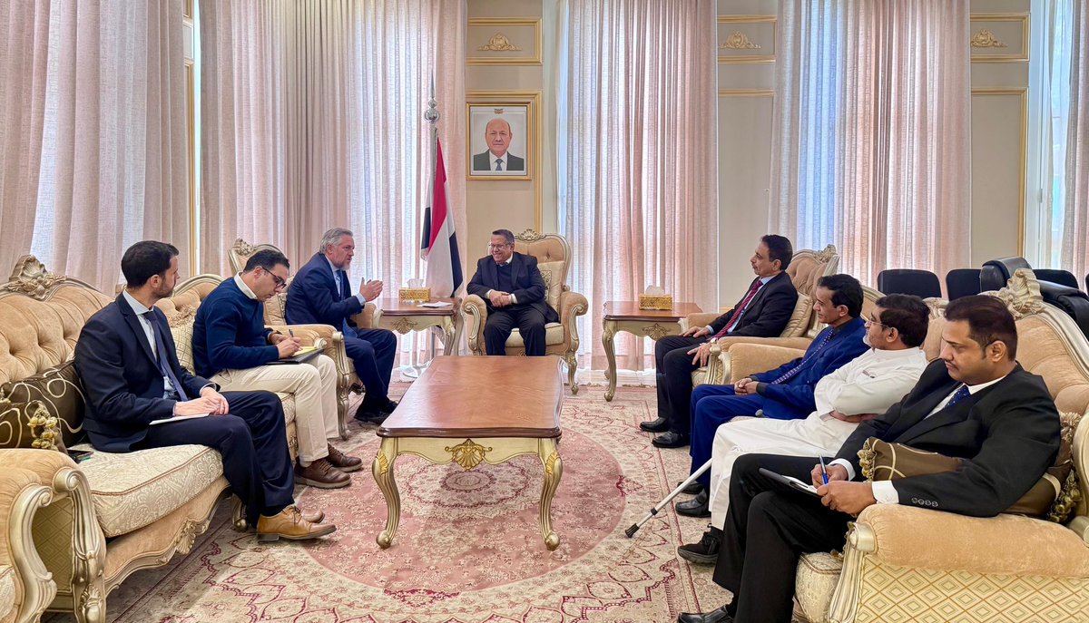 رئيس مجلس الشورى يبحث مع سفير الاتحاد الأوروبي جهود دعم السلام والاستقرار في اليمن
[14/01/2026]

بحث رئيس مجلس الشورى، الدكتور أحمد عبيد بن دغر، اليوم، مع سفير الاتحاد الأوروبي لدى اليمن، باتريك سيمونيه، مستجدات الأوضاع على الساحة اليمنية، والجهود الدولية الرامية إلى دعم السلام