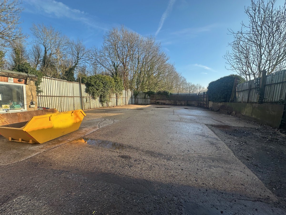 🏗️ FOR SALE – Freehold Yard, Maidenhead

Freehold yard with vacant possession 
▪️ Gated access, concreted surface
▪️ Small on-site store/office
▪️ M4 J8/9 approx. 3 miles
▪️ Alternative uses (STP)
▪️ Guide: £450,000 
A rare small freehold opportunity 
📞 Focus Commercial