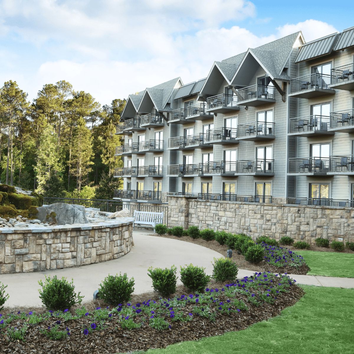 Ready for a refreshing getaway? Dive into relaxation at Callaway Gardens in Pine Mountain, GA! Whether you’re enjoying the spa, lounging by the lake, or soaking in the butterfly conservatory, this weekend promises relaxation. devinefairytale.com/callaway-garde…